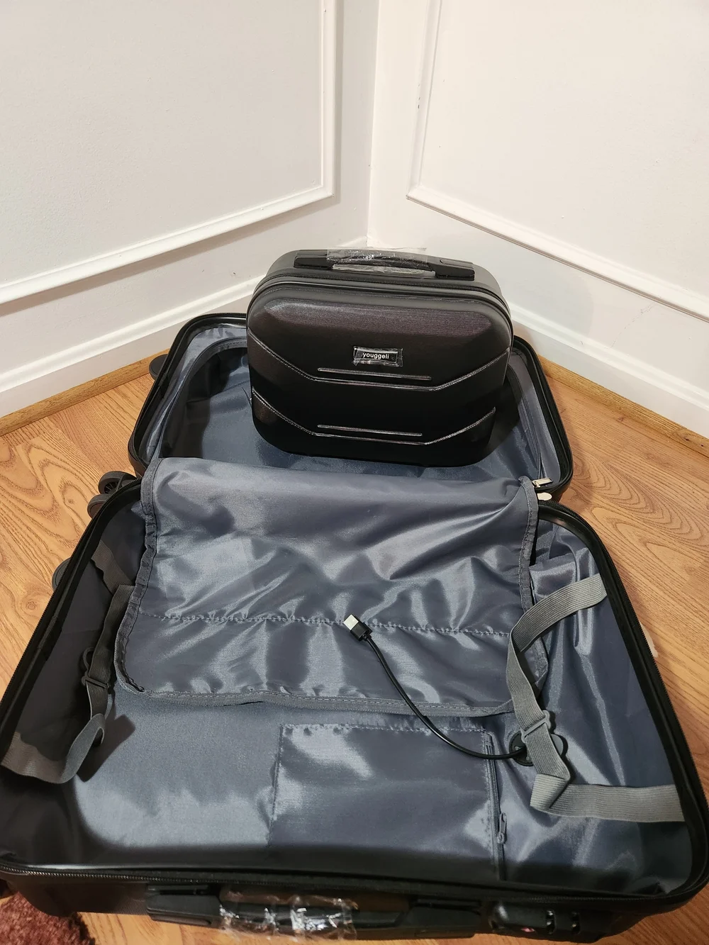 Black Hardshell Carry-On Spinner Bag - Men